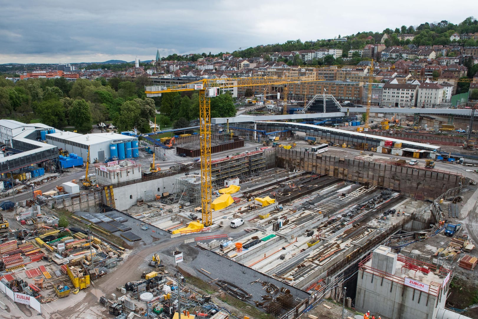 Baustelle des Großprojekts Stuttgart 21: Der neue Bahnhof für die baden-württembergische Hauptstadt wird wesentlich teuer als bisher geplant. Baustelle des Großprojekts Stuttgart 21: Der neue Bahnhof für die baden-württembergische Hauptstadt wird wesentlich teuer als bisher geplant.