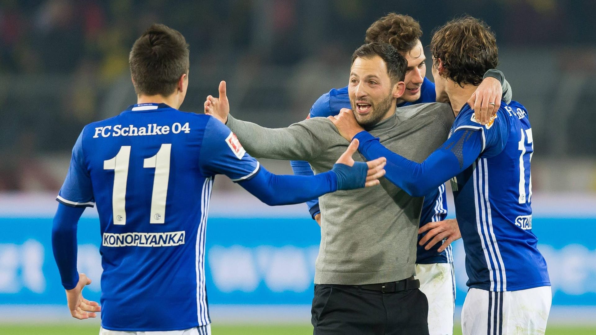 Yevhen Konoplyanka, Leon Goretzka und Benjamin Stambouli feiern ihren Trainer nach dem Derbywunder.