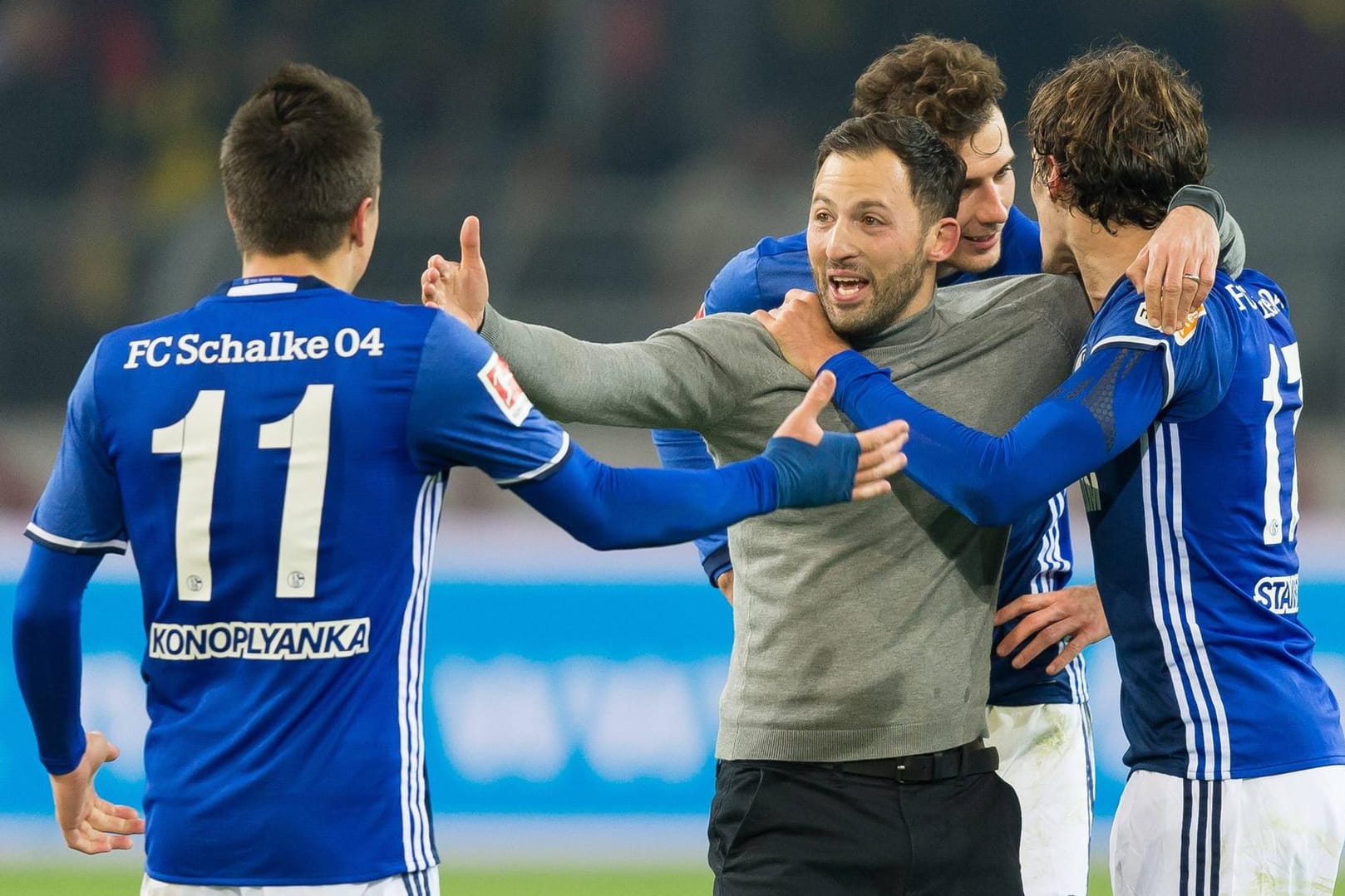 Yevhen Konoplyanka, Leon Goretzka und Benjamin Stambouli feiern ihren Trainer nach dem Derbywunder.