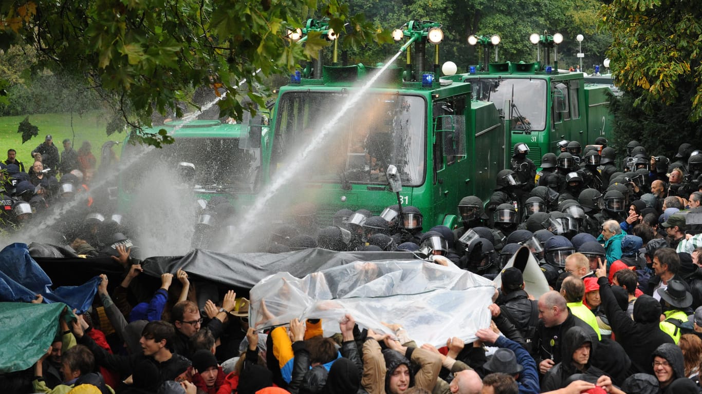 Bei der Räumung des besetzten Schlossgartens setzte die Polizei am 30. September 2010 Wasserwerfer und Schlagstöcke ein.