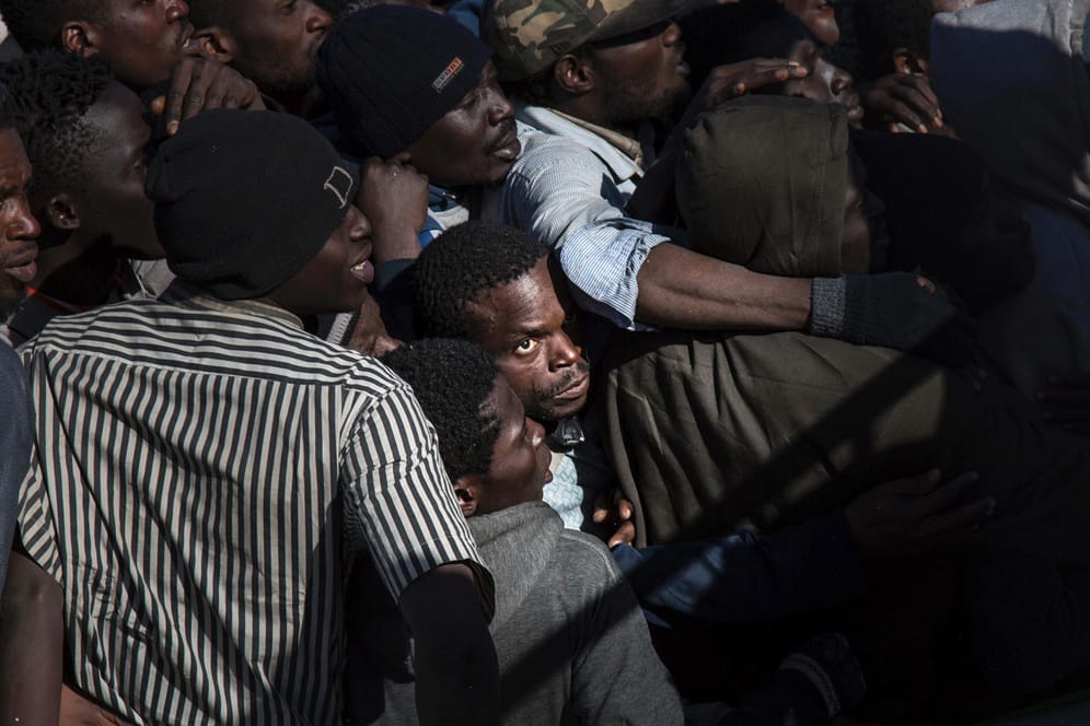 Flüchtlinge drängen sich auf einem Boot vor der libyschen Küste: In dem nordafrikanischen Land werden junge Migranten zum Teil wie Sklaven gehandelt.