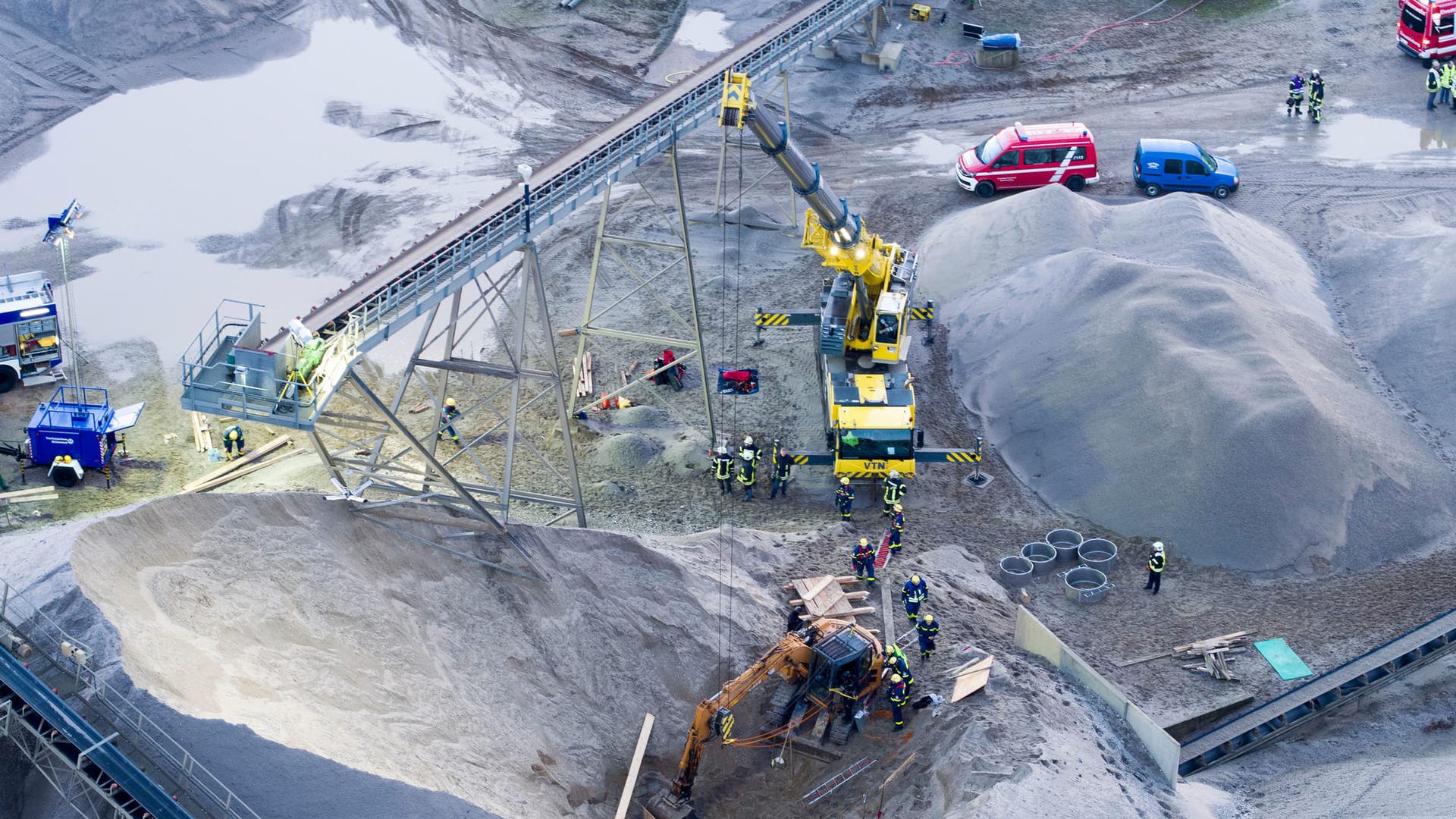 Rettungskräfte auf der Suche nach Überlebenden