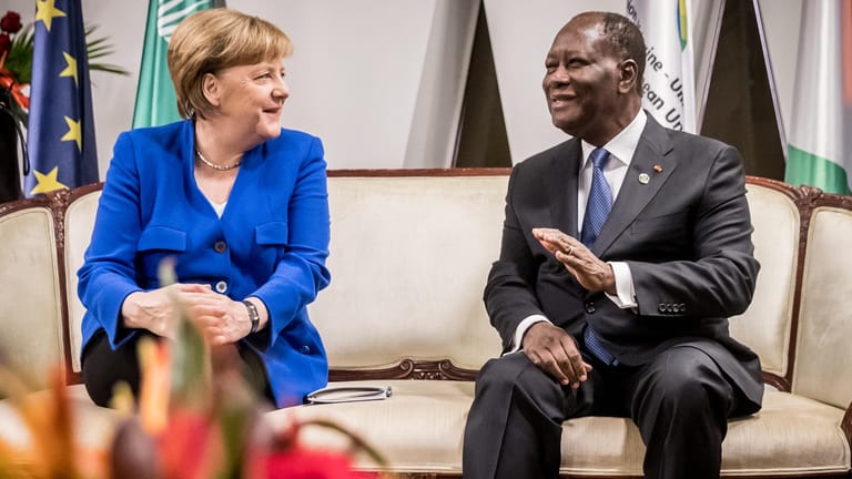 Unterredung in Abidjan: Angela Merkel trifft den Präsidenten der Elfenbeinküste, Alassane Ouattara.