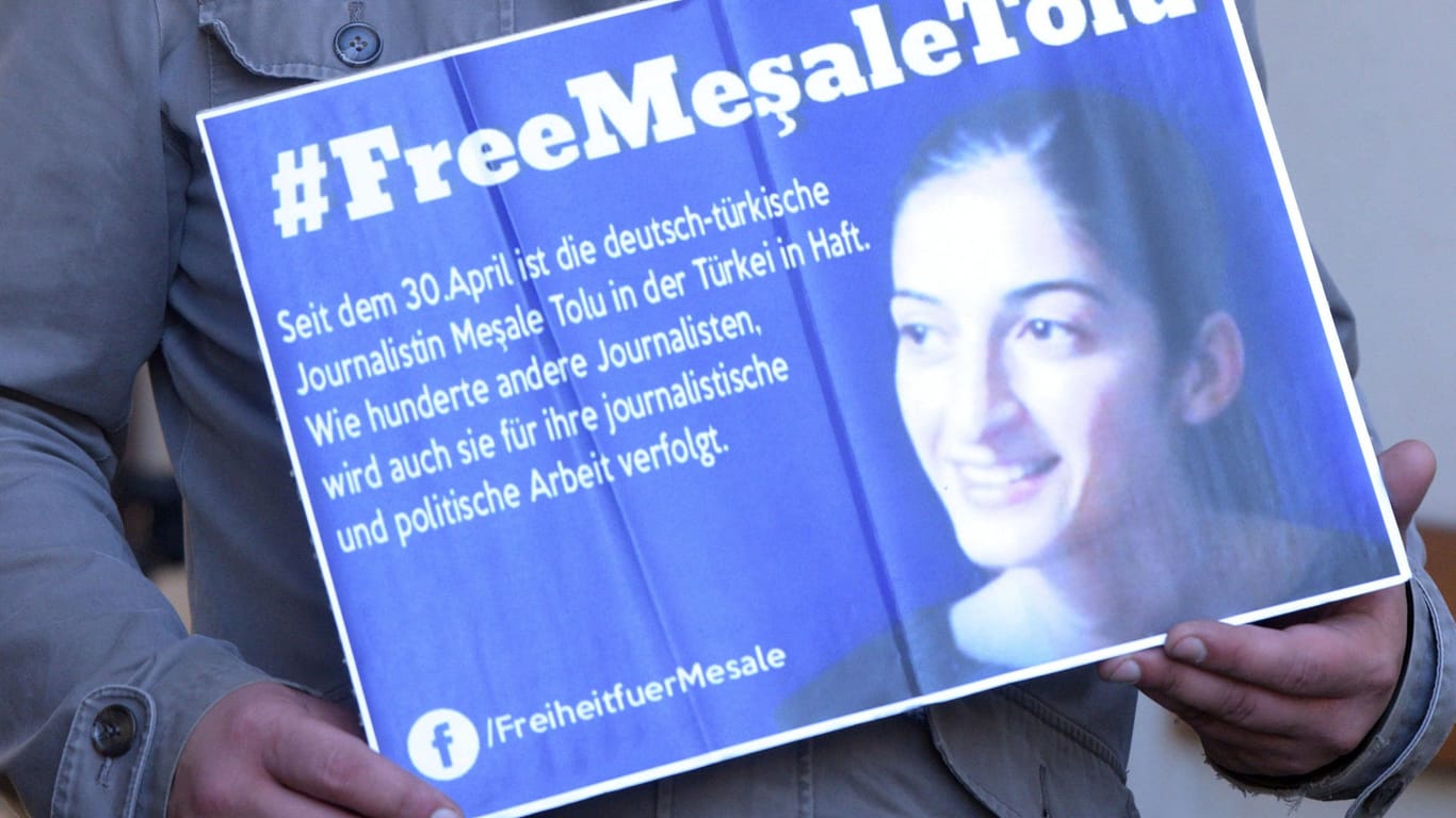 Die deutsche Journalistin Mesale Tolu sitzt seit dem 30. April in türkischer Haft.