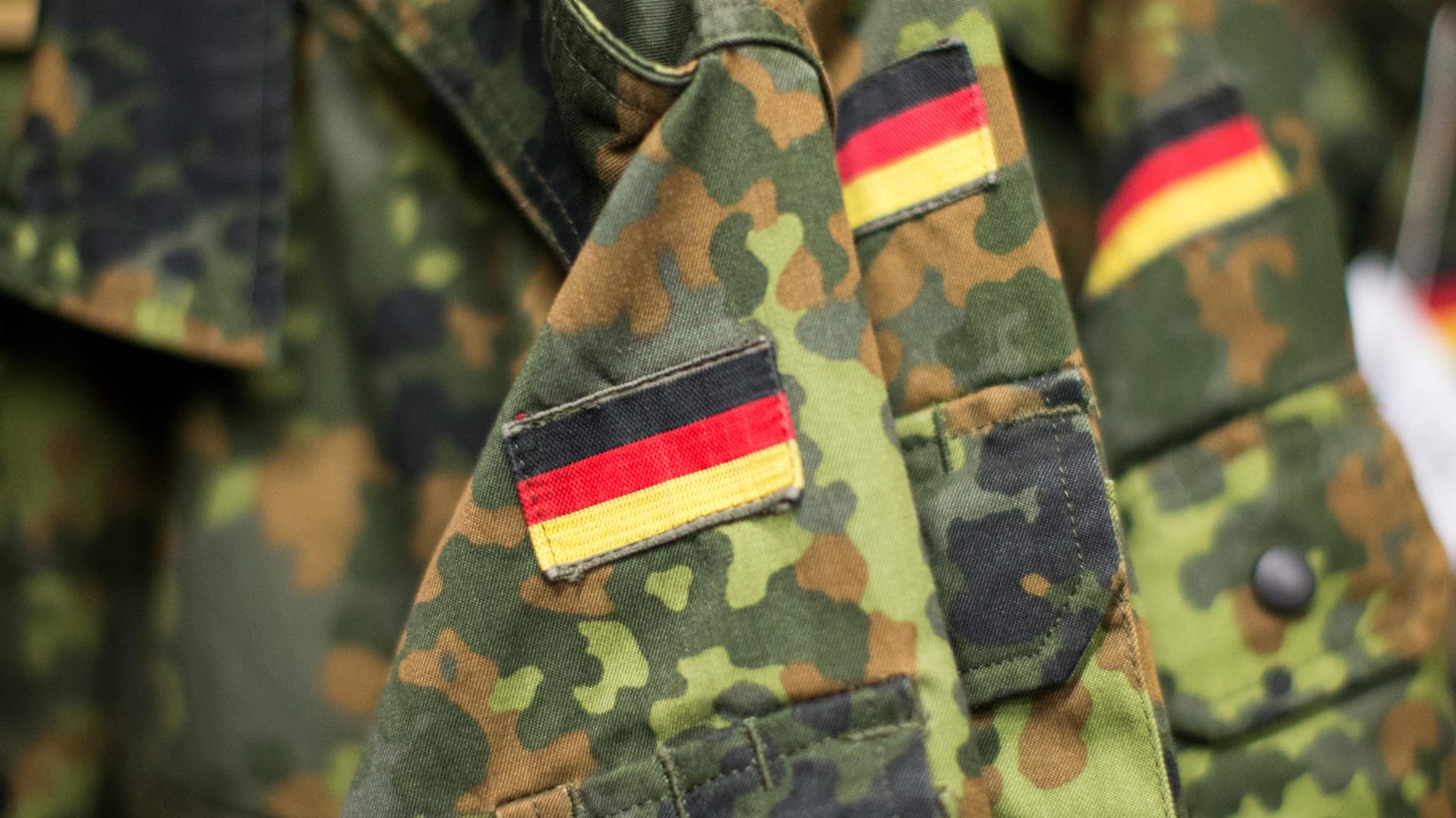 Jacken der Bundeswehr mit angenähter Deutschlandflagge