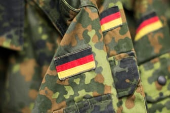 Jacken der Bundeswehr mit angenähter Deutschlandflagge