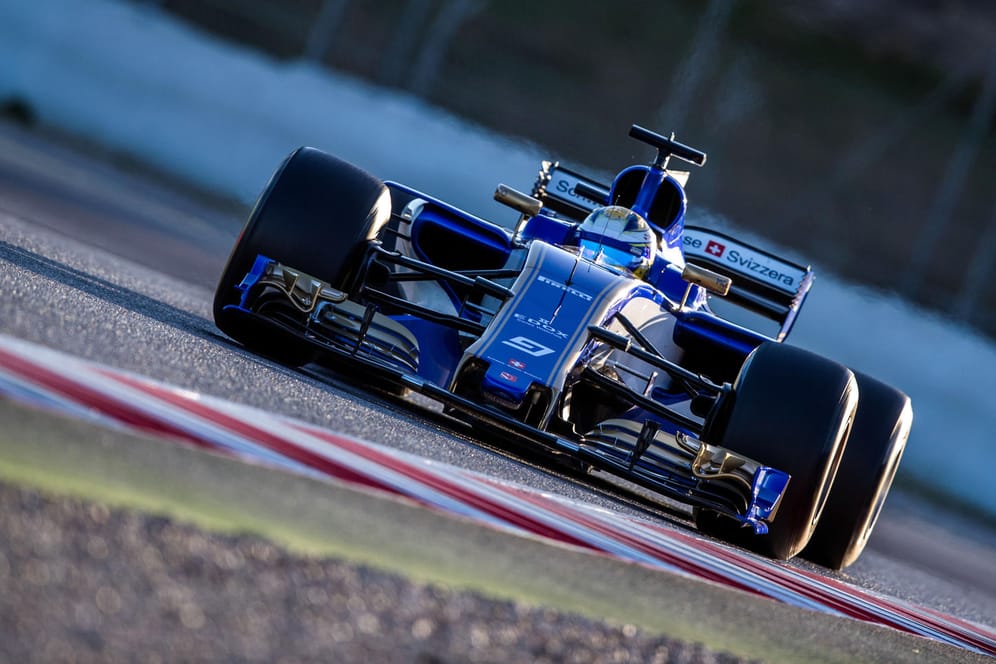 Der schwedische Formel-1-Rennfahrer Marcus Ericsson von Sauber steuert im März bei den Testfahrten vor der neuen Saison auf der Rennstrecke Circuit de Barcelona-Catalunya seinen Rennwagen durch eine Kurve. Das Sauber-Team kooperiert zukünftig mit Alfa Romeo.