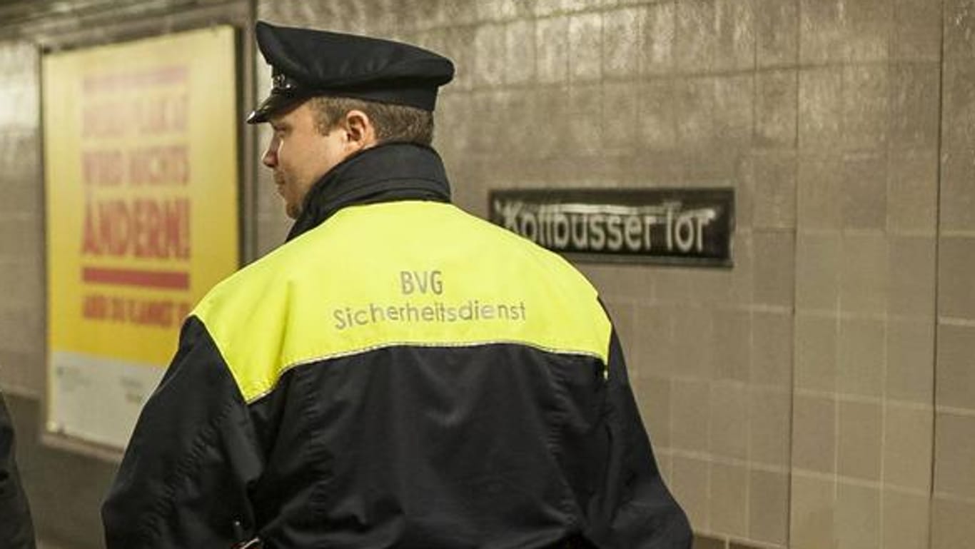 Sicherheitspersonal der BVG am Kottbusser Tor – für mehr Sicherheit der Angestellten sollen nur schusssichere Westen sorgen.