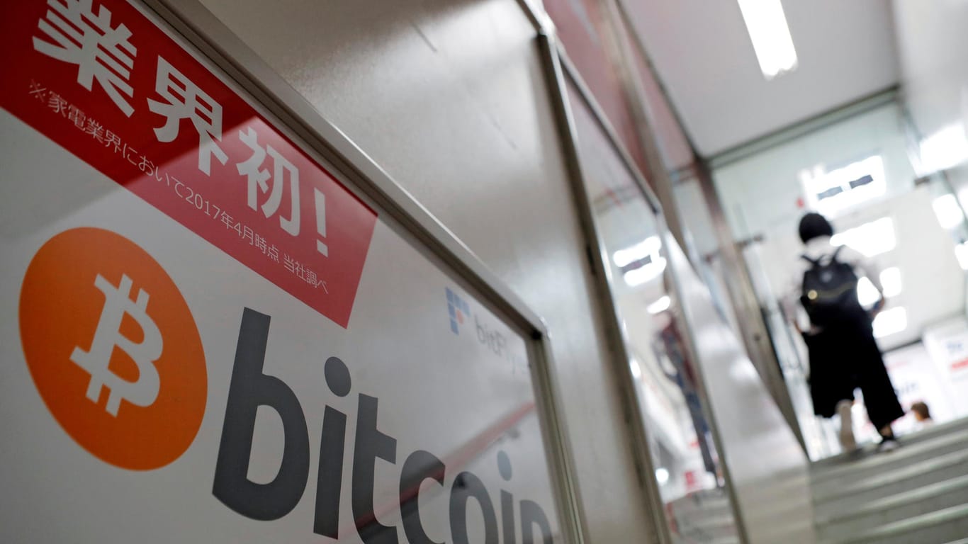 Das Bitcoin-Logo ist auf einer Werbetafel in Tokyo zu sehen.