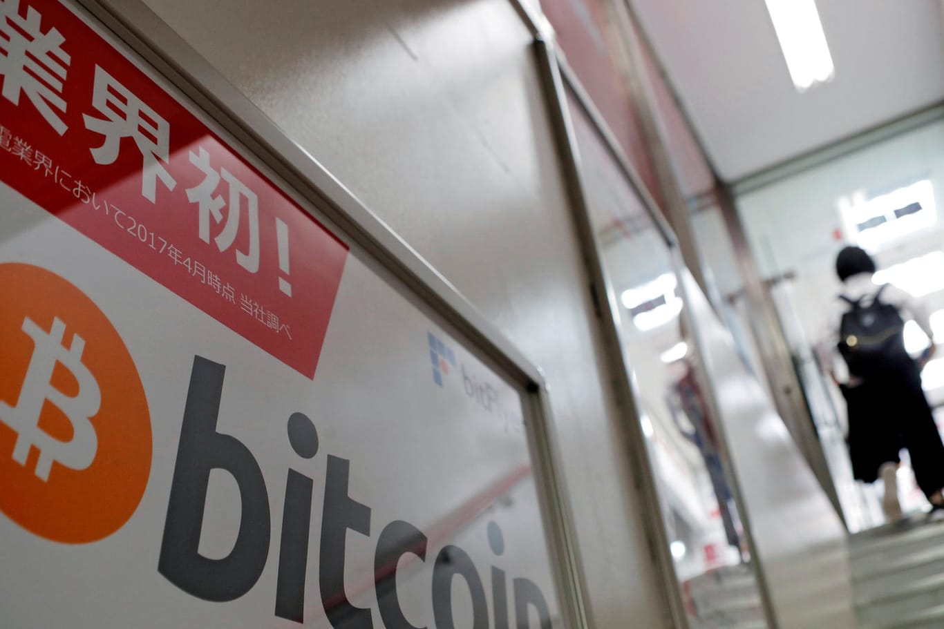 Das Bitcoin-Logo ist auf einer Werbetafel in Tokyo zu sehen.