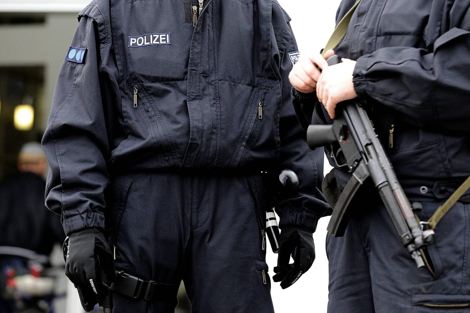 Die Sicherheitskräfte der Polizei stellten terrorverdächtiges Material sicher.
