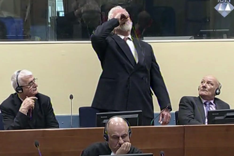 Der Angeklagte Slobodan Praljak nimmt bei der Urteilsverkündung im UN-Kriegsverbrechertribunal Gift zu sich.