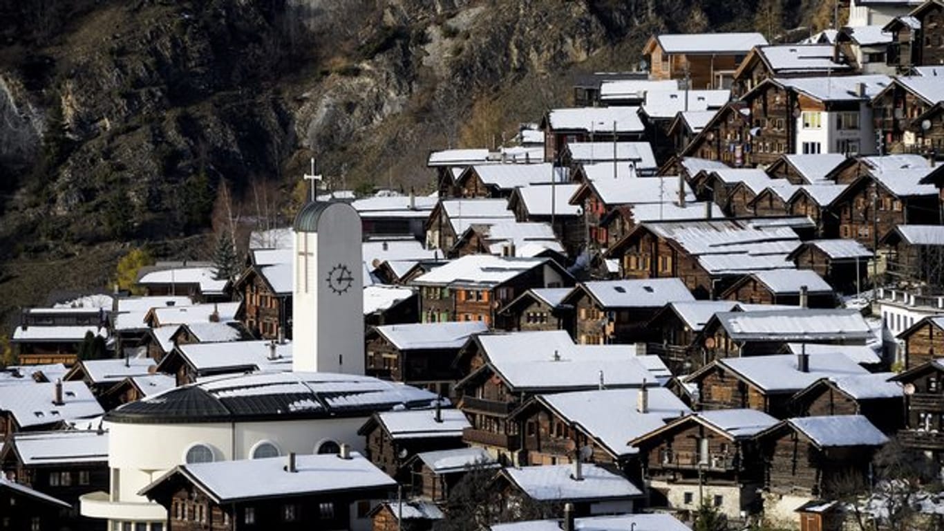 Schön ist es hier - und Geldgeschenke für neue Einwohner soll es auch noch geben: Blick auf das Bergdorf Albinen in der Schweiz.
