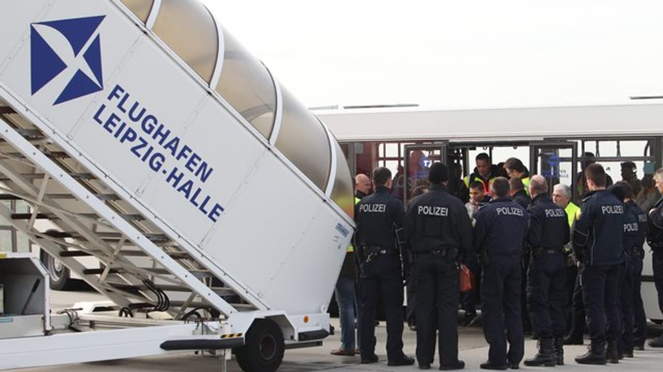 Polizisten überwachen eine Sammelabschiebung auf dem Flughafen Leipzig-Halle.