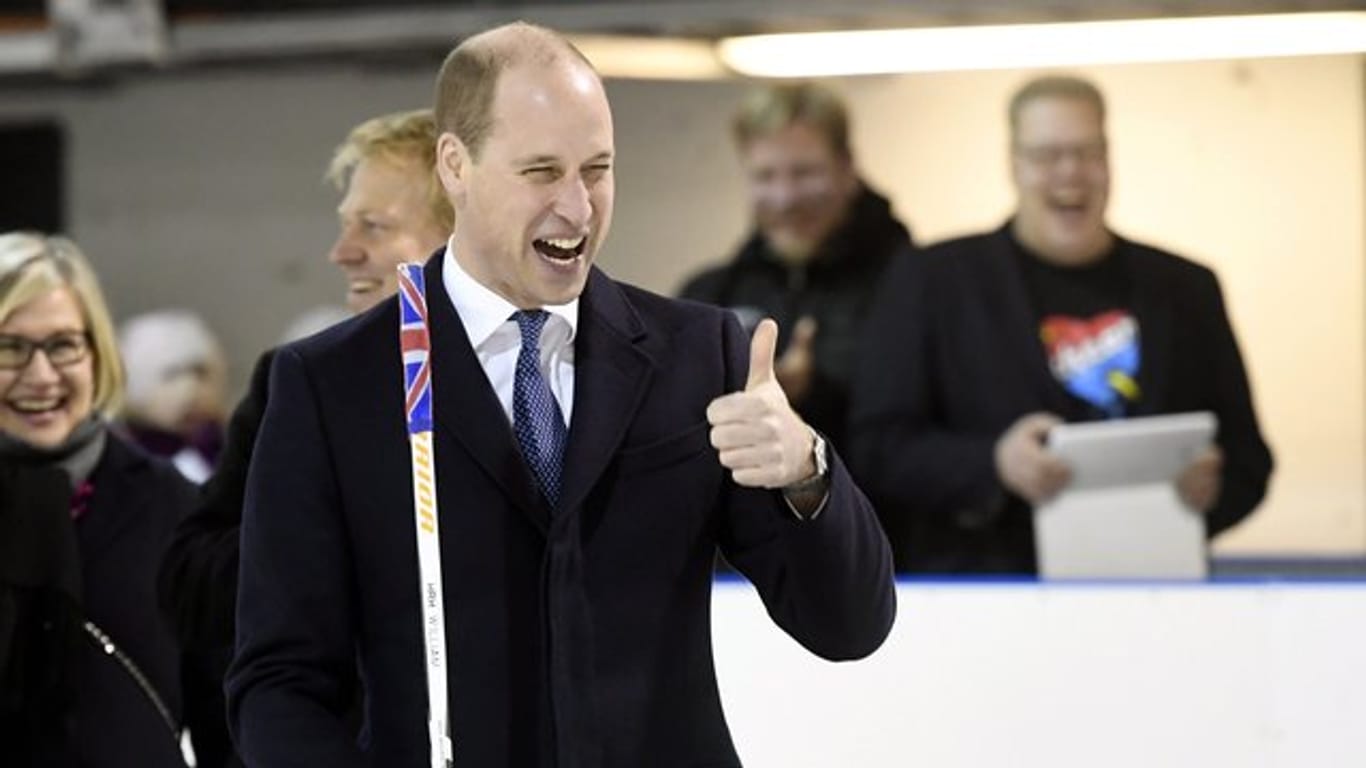 Der britische Prinz William in Helsiniki bei einem Besuch der "Icehearts".