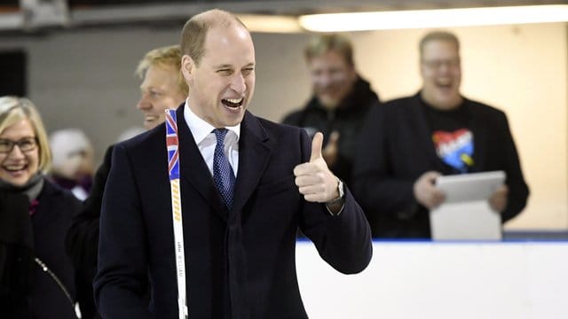 Der britische Prinz William in Helsiniki bei einem Besuch der "Icehearts". Der britische Prinz William in Helsiniki bei einem Besuch der "Icehearts".