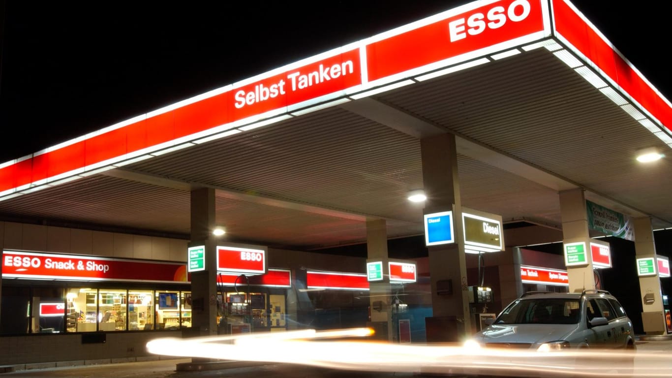 Eine Esso-Tankstelle bei Nacht: Die EG Group wird das operative Geschäft an den Tankstellen übernehmen.
