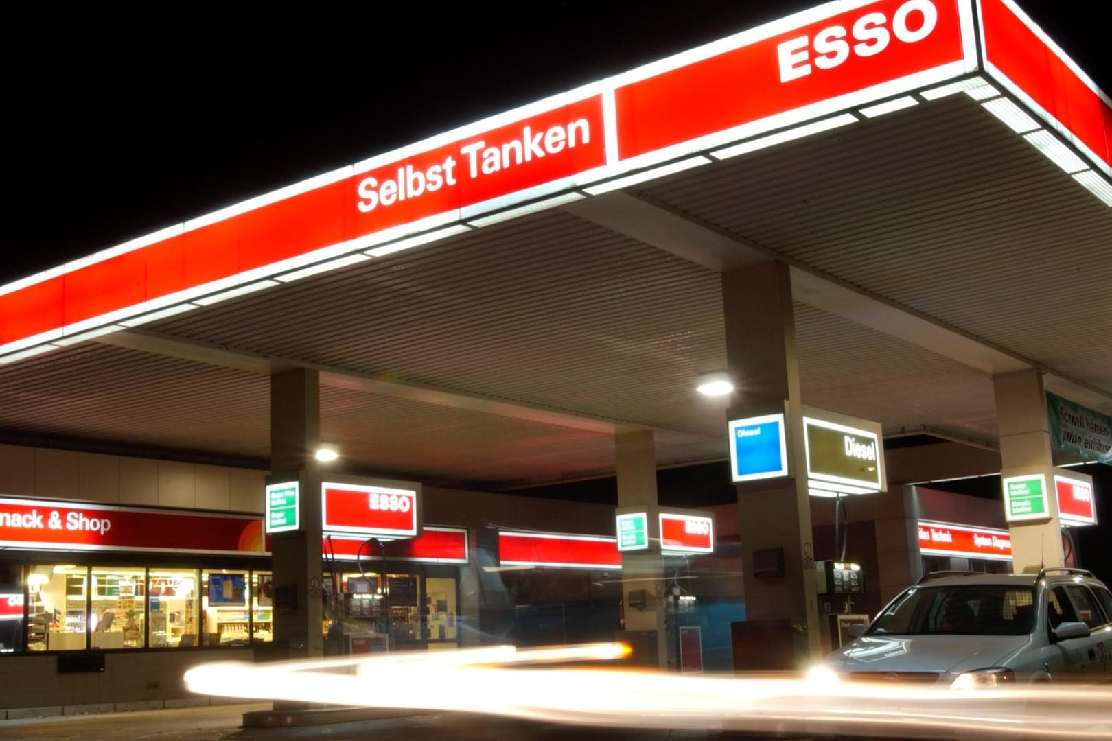 Eine Esso-Tankstelle bei Nacht: Die EG Group wird das operative Geschäft an den Tankstellen übernehmen. Eine Esso-Tankstelle bei Nacht: Die EG Group wird das operative Geschäft an den Tankstellen übernehmen.
