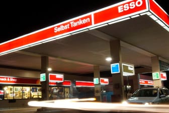 Eine Esso-Tankstelle bei Nacht: Die EG Group wird das operative Geschäft an den Tankstellen übernehmen.