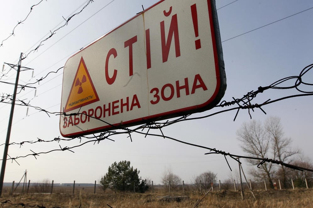 Warnschild an der Sperrzone von Tschernobyl: Manche Abenteuer-Touristen lassen sich davon nicht abhalten.