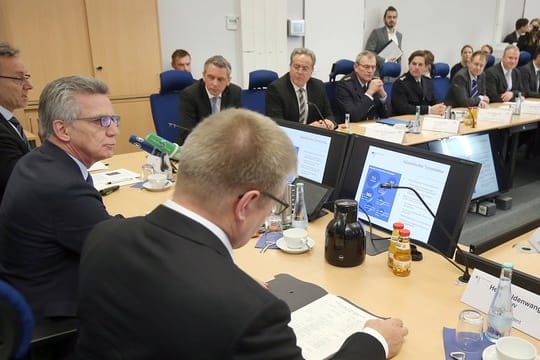 Bundesinnenminister Thomas de Maizière (2.