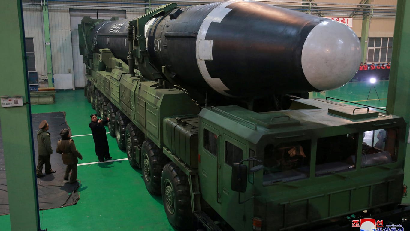 Das undatierte Foto aus Nordkorea soll Machthaber Kim Jong Un mit einer Rakete des Typs Hwasong-15 zeigen, wie sie das Regime am Mittwoch abgefeuert hat.