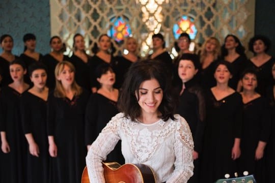 Katie Melua mit großem Chor.