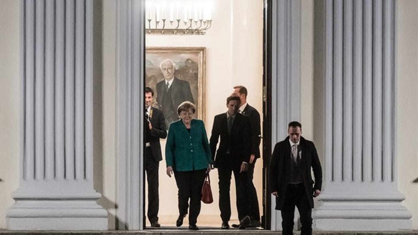 Bundeskanzlerin Angela Merkel verlässt nach dem Spitzentreffen mit Bundespräsident Steinmeier das Schloss Bellevue in Berlin.
