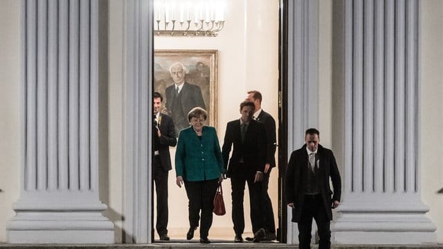 Bundeskanzlerin Angela Merkel verlässt nach dem Spitzentreffen mit Bundespräsident Steinmeier das Schloss Bellevue in Berlin. Bundeskanzlerin Angela Merkel verlässt nach dem Spitzentreffen mit Bundespräsident Steinmeier das Schloss Bellevue in Berlin.