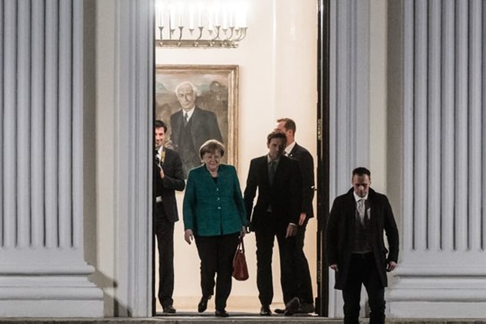 Bundeskanzlerin Angela Merkel verlässt nach dem Spitzentreffen mit Bundespräsident Steinmeier das Schloss Bellevue in Berlin.