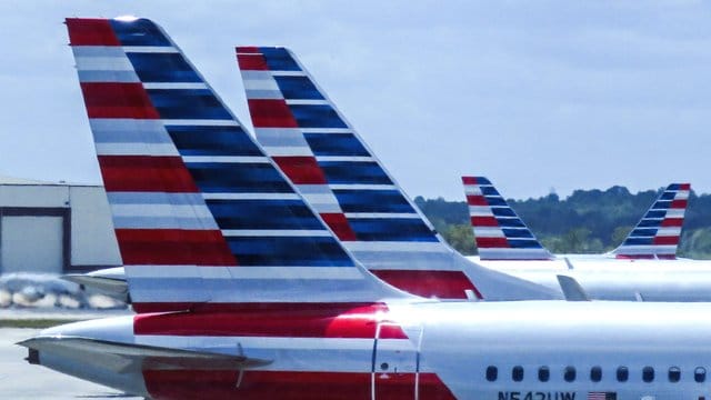 Passagierflugzeuge von American Airlines stehen auf dem internationalen Flughafen in Charlotte.