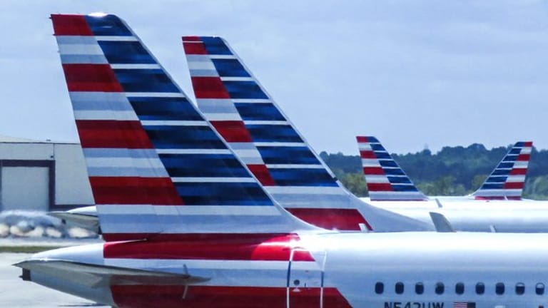 Passagierflugzeuge von American Airlines stehen auf dem internationalen Flughafen in Charlotte.