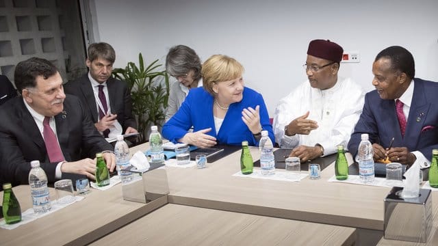 Bundeskanzlerin Angela Merkel bespricht sich gemeinsam mit dem Präsidenten des Niger, Issoufou Mahamadou (2.