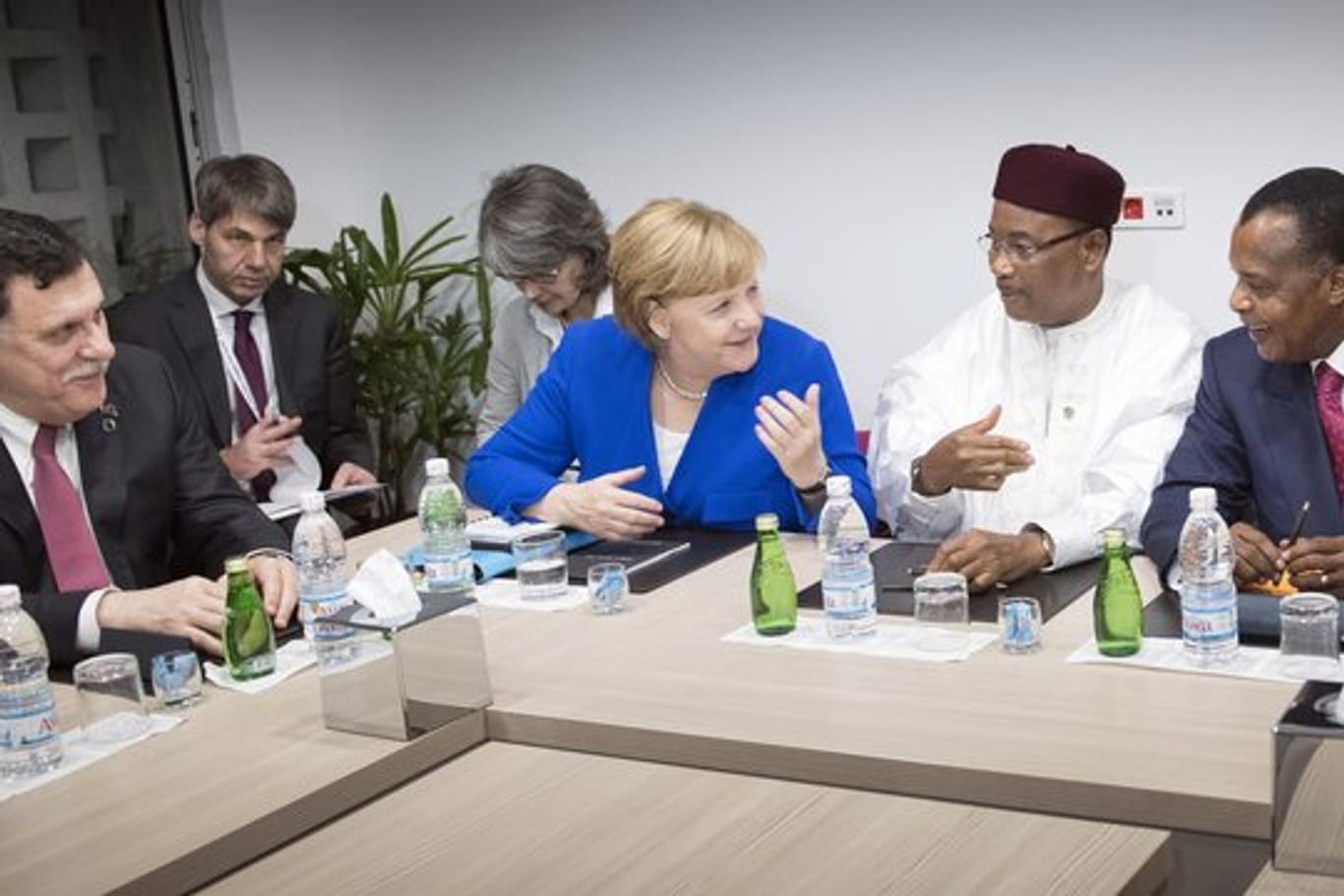 Bundeskanzlerin Angela Merkel bespricht sich gemeinsam mit dem Präsidenten des Niger, Issoufou Mahamadou (2.