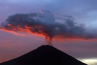 Wegen der Gefahr eines unmittelbar bevorstehenden Ausbruchs des Mount Agung gilt auf Bali derzeit die höchste Alarmstufe.