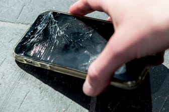 Segelt das Smartphone zu Boden, stehen die Chancen leider gut, dass das Display Schaden nimmt.