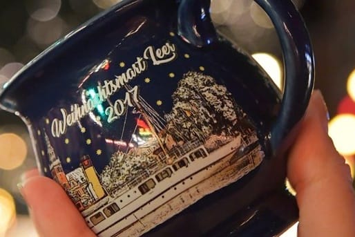 Eine der fraglichen Glühweintassen: In Leer wird "Weihnachtsmart" gefeiert.