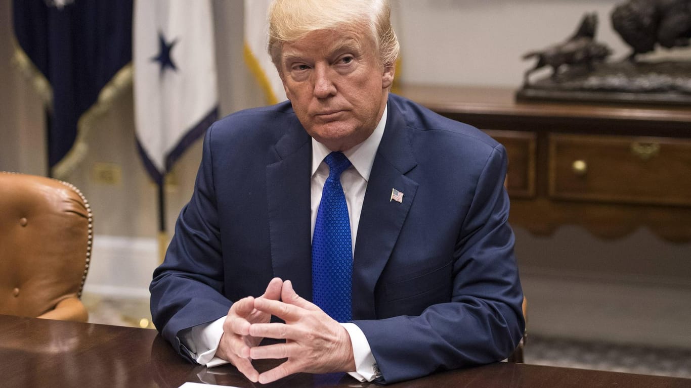 US-Präsident Donald Trump sitzt an einem Tisch im Weißen Haus.