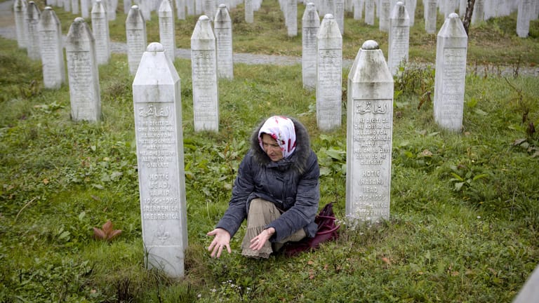 Eine Frau auf dem Friedhof der Gedenkstätte in Potocari, nahe Srebrenica: Die Schuldigen des Massakers wurden vom Tribunal wegen Völkermords verurteilt.
