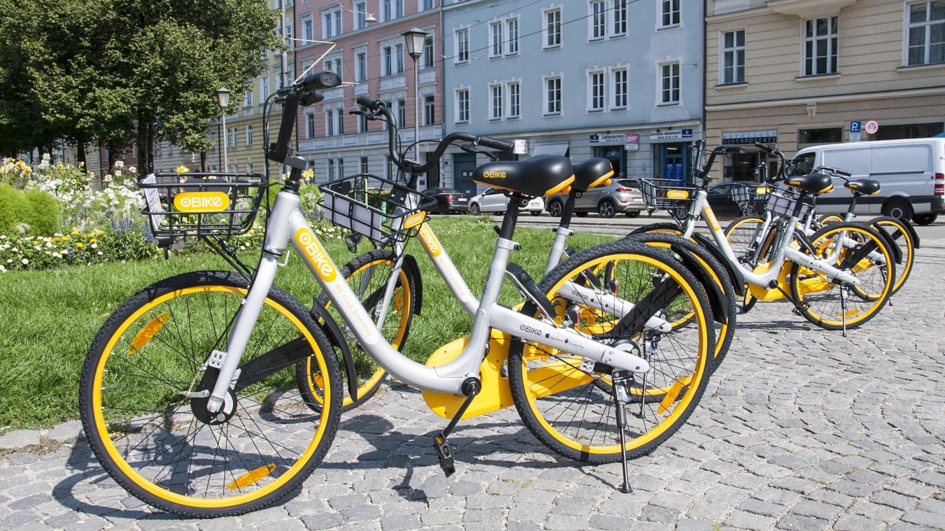 Fahrräder des asiatischen Anbieters oBike stehen in München.
