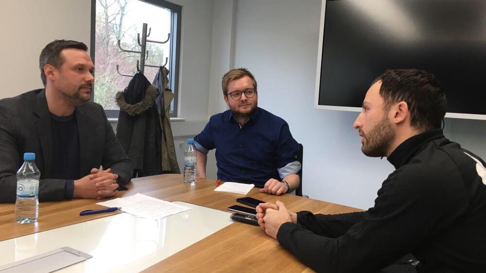 Schalke-Trainer Domenico Tedesco (r.) im Gespräch mit den t-online.de-Redakteuren Florian Wichert (m.) und Guido Heisterkamp.