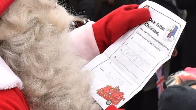 "Father Christmas" liest den Wunschzettel.
