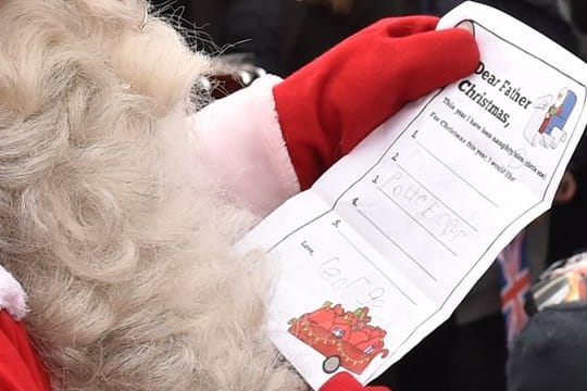 "Father Christmas" liest den Wunschzettel.