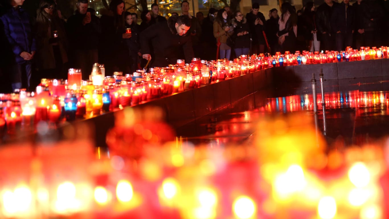 Gedenken an Praljak: In Mostar entzündeten hunderte Menschen Kerzen für den verstorbenen General.