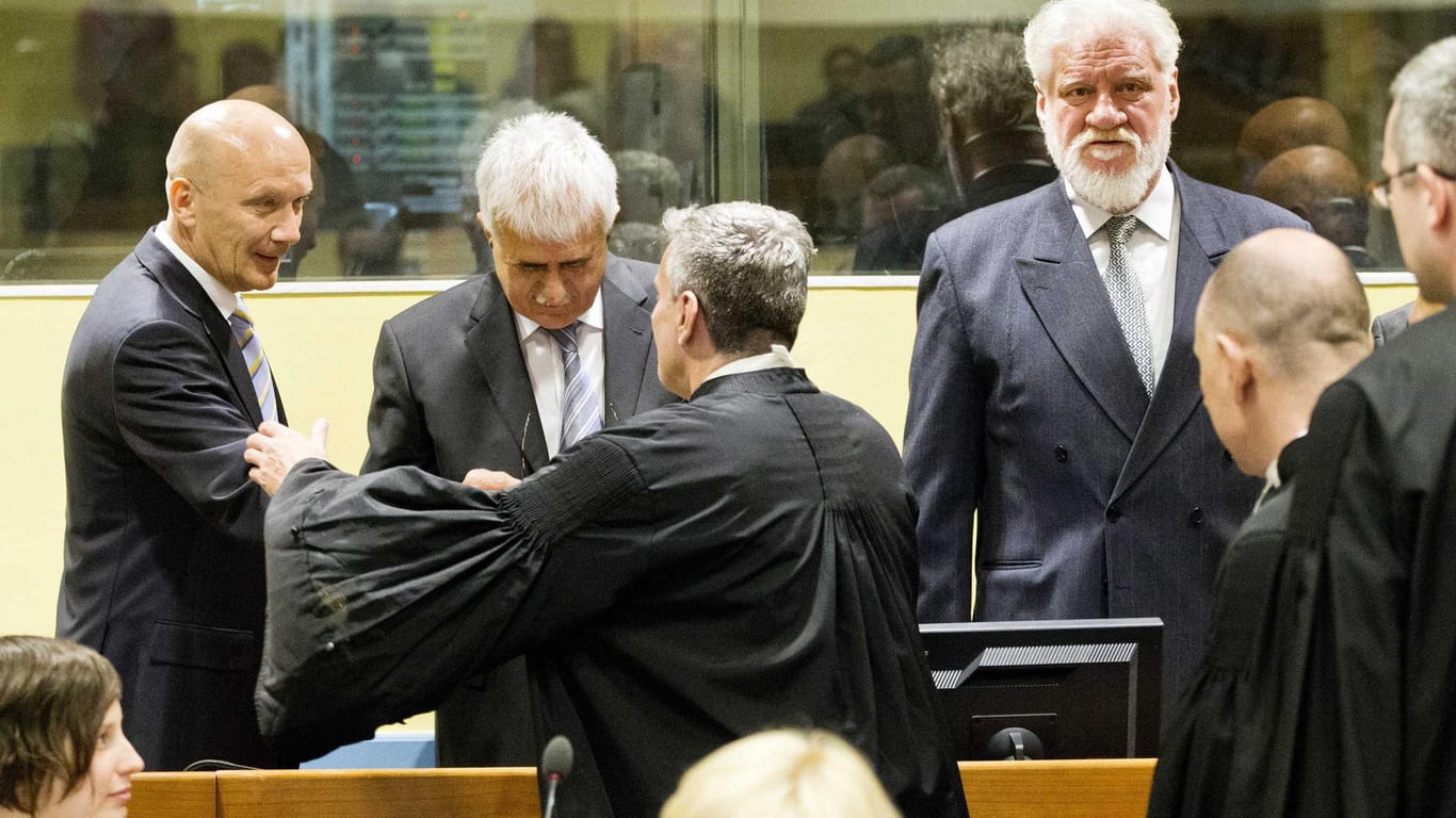 Slobodan Praljak (hinten rechts), Mitangeklagte und Anwälte im Gerichtssaal des UN-Tribunals in Den Haag.
