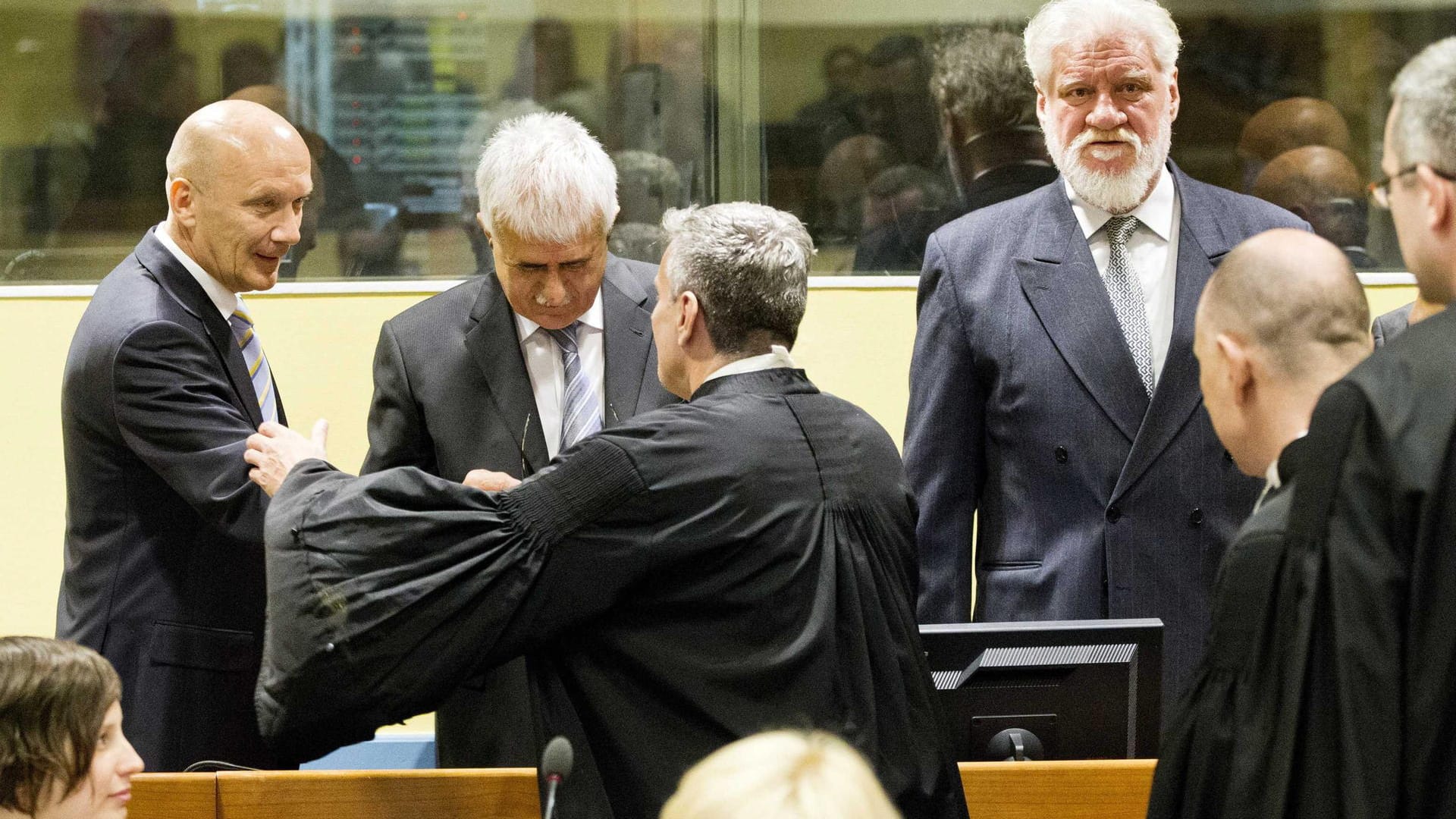 Slobodan Praljak (hinten rechts), Mitangeklagte und Anwälte im Gerichtssaal des UN-Tribunals in Den Haag.