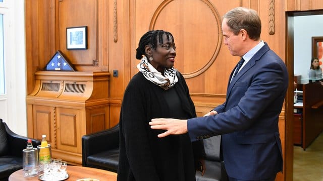 Die kenianische Autorin Auma Obama trifft den Heidelberger Oberbürgermeister Eckart Würzner. Die kenianische Autorin Auma Obama trifft den Heidelberger Oberbürgermeister Eckart Würzner.