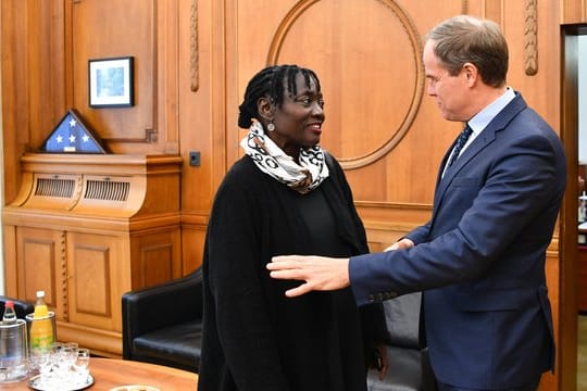 Die kenianische Autorin Auma Obama trifft den Heidelberger Oberbürgermeister Eckart Würzner.