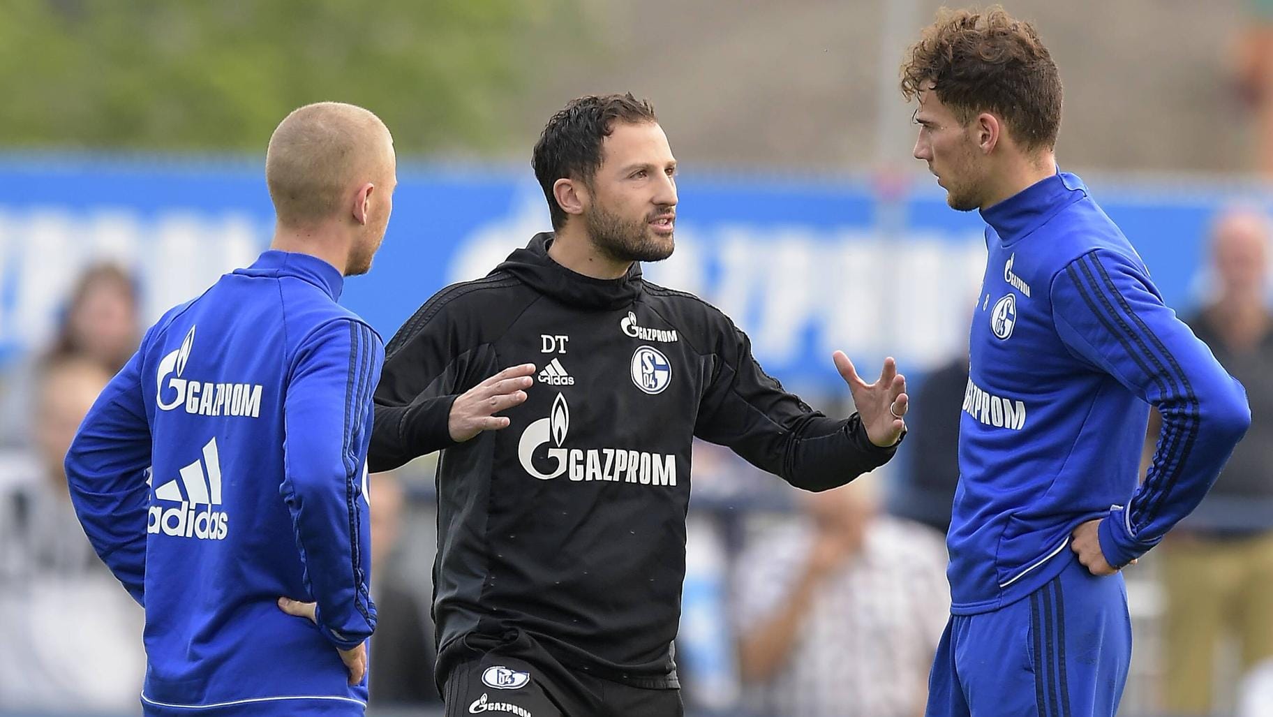 S04-Coach Domenico Tedesco (m.) mit Leon Goretzka (r.) und Max Meyer.