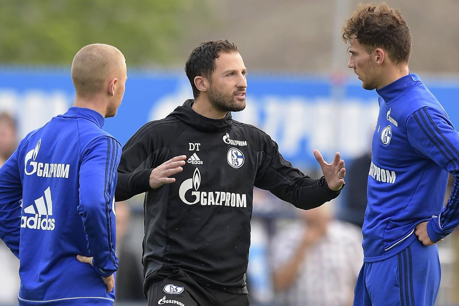 S04-Coach Domenico Tedesco (m.) mit Leon Goretzka (r.) und Max Meyer.